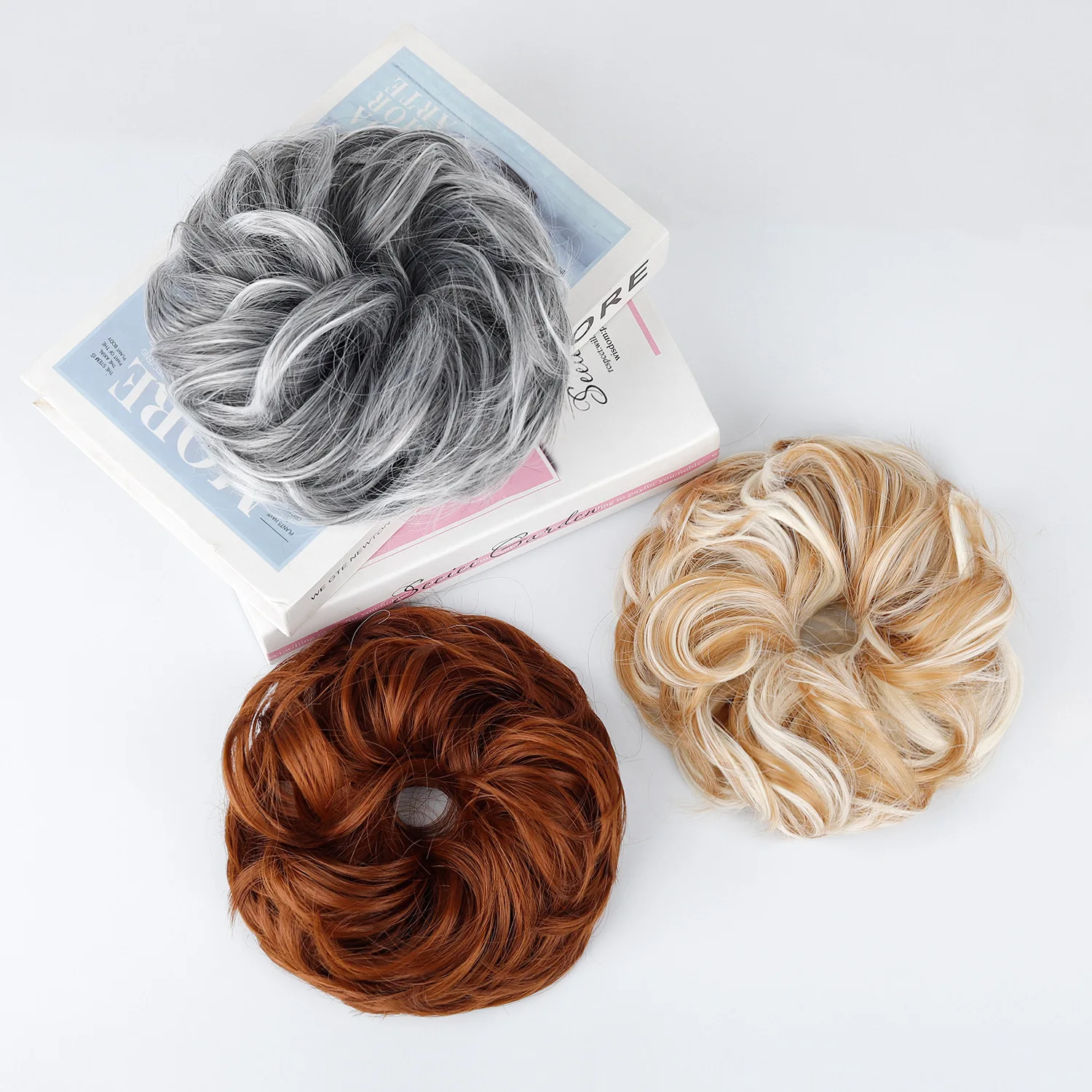 上品なカールウェーブの、自然なまとめ髪風ヘアピース。ふんわり - Claw Clip Messy Bun Hair Piece のレビューと価格